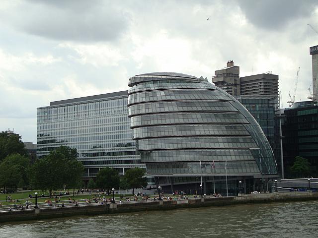 １度見たら忘れられない不思議なデザインの建物。タケノコの穂先？それとも、ヤドカリの貝？こんな形の建物の中で公務員400人が働く。