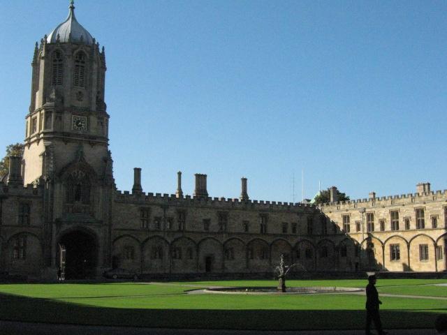 世界でも稀に見る大学付属の英国国教会。映画ハリーポッターのロケ地となった館内の大食堂は必見のスポット。
