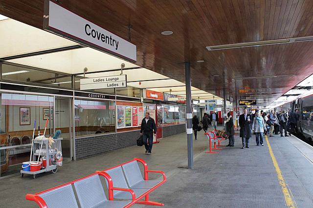ロンドン・ユーストン駅から高速列車で約1時間。最寄りのバーミンガム国際空港まではわずか10分足らずで行けます。