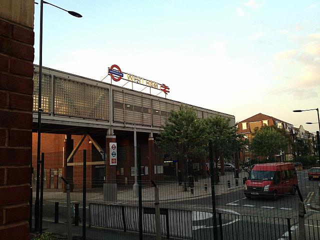 ロンドン東部にある地下鉄、DLRとナショナルレールの乗換駅。五輪メーン会場ゲートへもアクセス出来ます。