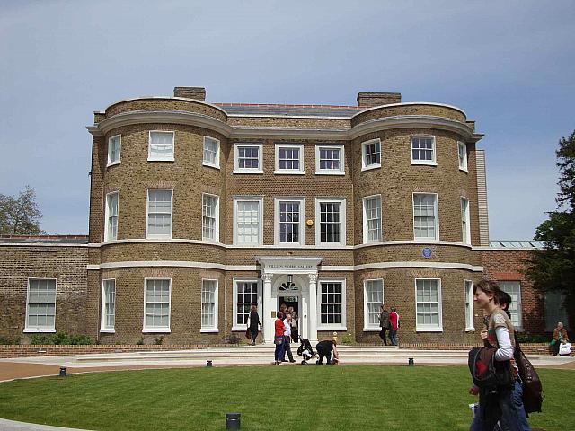英国を代表するデザイナー、ウイリアム・モリスの博物館。館内はゆったりした時間が流れています。ひとつひとつの展示をじっくり眺めていると、モリスがそこにいて語りかけてくるようです。