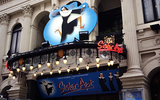 おもちゃ店「ハムレーズ」の裏手にある劇場。ミュージカル上演館だが、実はビートルズがデビューした場所として有名。
