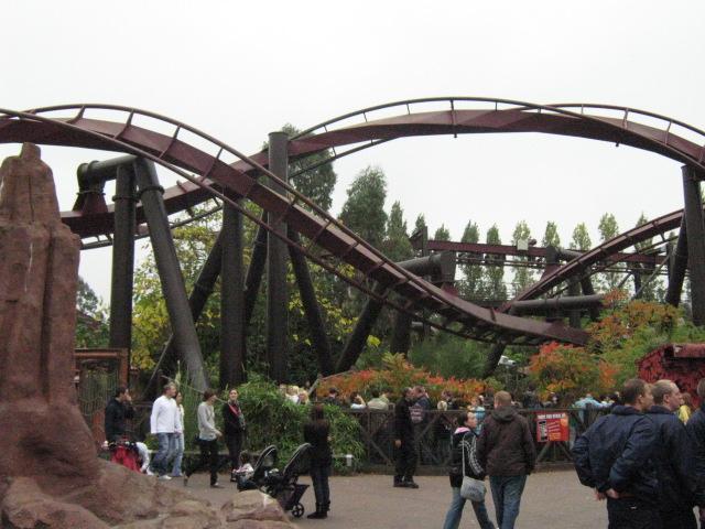 どちらかというと大人向け。絶叫系マシーン満載の遊園地でストレス発散！行列必至の人気アミューズメントパーク。