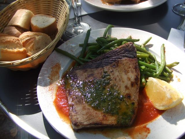 お隣りの国スイスやスペインにも影響を受けている創作料理に舌鼓！ぜひ広くて美しいテラス席をチョイスして！