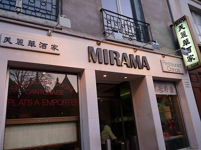 店先の名物鴨のローストが目印！地元のパリジェンヌにも人気！中国の本場の味を楽しめるお店。