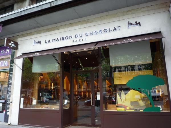 フランス人の間でも人気が定着しているショコラティエ。お店に一歩踏み入れた瞬間からチョコレートの世界にひたれます。