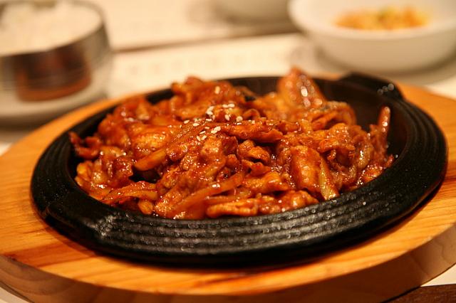 日本食の通りとして有名なサンタン通りを一本入った通りにあるボリュームたっぷりの韓国レストラン。