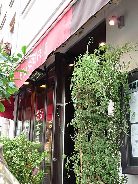 １５世紀のインテリアを再現した店内がとってもおしゃれ。モンパルナス近くのローカルの人々でにぎわうカフェレストラン。