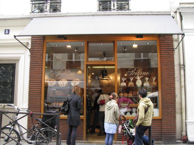 パリで200年の歴史をもつ老舗パン屋さん。月ごとにでる田舎パンが人気!
クッキーはお土産に最適です。