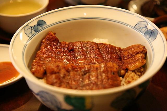 江戸時代より続く老舗のうなぎ店。本格的な味がパリで味わえるとあって地元でも大人気！