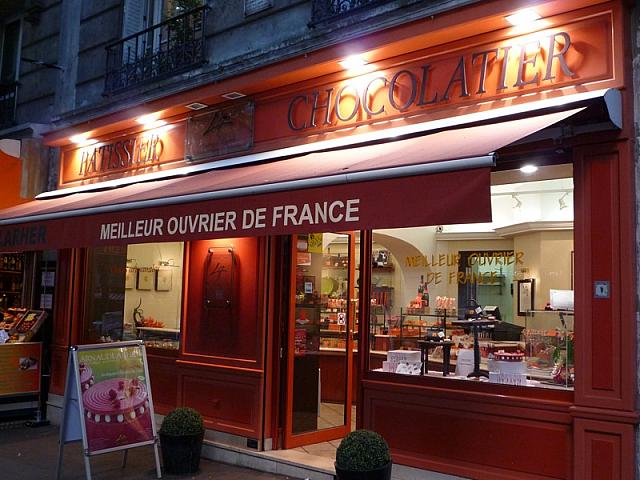 パリの下町、モンマルトルの住宅地にあるMOF（フランス最優秀職人賞）受賞のショコラティエ。わざわざ足をのばす価値あり！