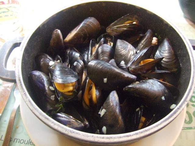 ムール貝を食べながらベルギービールを飲みたくなったら、ここ！　パリ市内にいくつも店舗がある人気店。