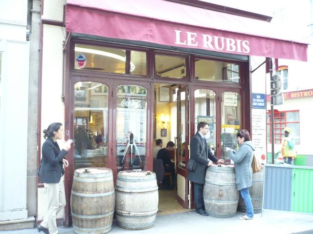 樽の上で、コーヒーやビールを立ち飲み。カウンターは常連客で大賑わい。昼は伝統的フランス料理が食べられる、ワイン・ビストロ