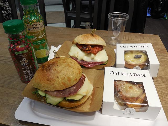 エリック・カイザーのブーランジェリー＆サンドイッチカフェ。自分の好みでオーダーできるサンドイッチやサラダなど、沢山のチョイスがあるのが嬉しい。