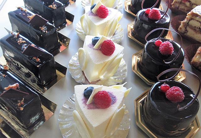 日本人シェフの生み出すチョコレートやガトーは地元の人たちにも愛される逸品。フランスの伝統に日本のテイストが光ります。