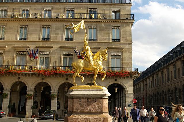 19歳の若さで処刑されたフランスの国民的英雄の黄金像。ルーブル美術館観光とあわせて訪れてみては？