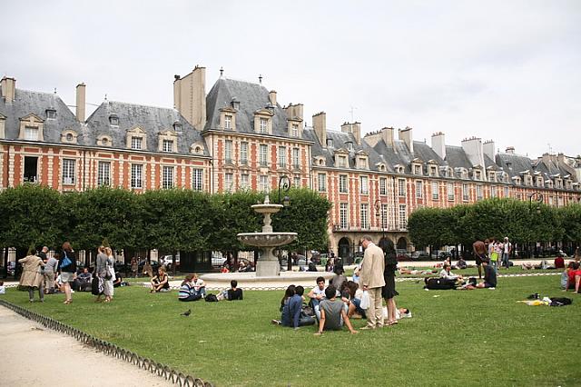 1612年はルイ13世の時代に完成した歴史ある公園。この広場を中心にマレ地区の貴族文化が栄えました。