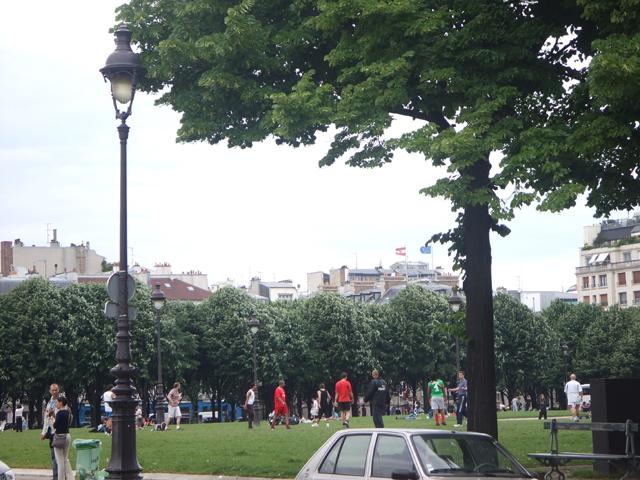 エッフェル塔から旧陸軍士官学校まで続く、芝生の公園。