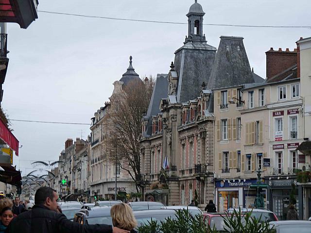 パリのリヨン駅から約40分。王族が所有した狩猟地や歴代のフランス帝王ゆかりの城があるパリ郊外の歴史情緒を感じる街。

