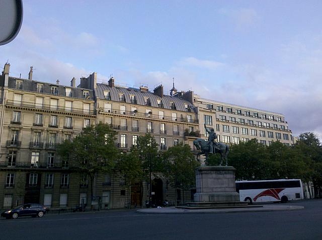 エッフェル塔を望めるトロカデロ広場 (Place du Trocadéro) からすぐ、勇ましいの騎士の彫刻が目印。