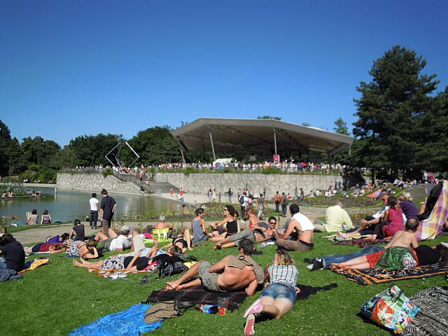 ヴァンセンヌの森の中にある、名前通り花でいっぱいの公園。広大な芝生にコンサートホールなどの施設もあり、夏にはイベントで盛り上がる。
