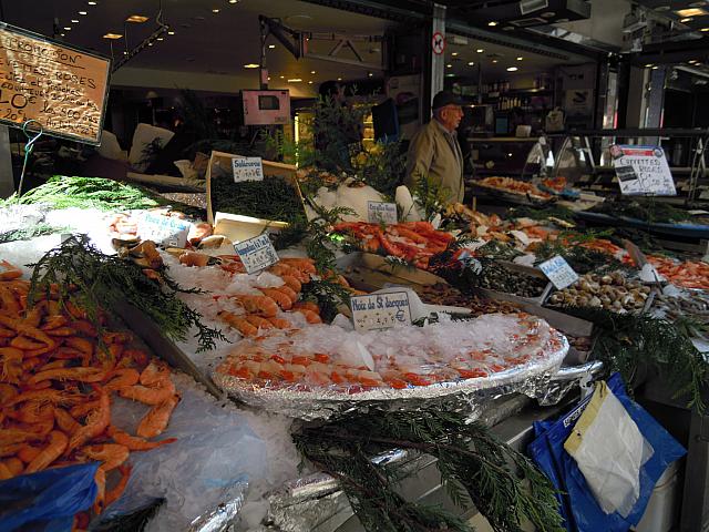 八百屋に魚屋、肉屋とお店がずらりの常設マルシェ通り。とにかく何でも揃う。いつも沢山の人で賑わっている、とても庶民的な商店街。