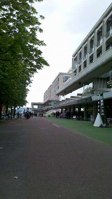 パリ西部のBois de Boulogne (ブローニュの森) の中にある、約150年の歴史を持つ競馬場です。障害物レースが開催されます。