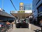地下鉄３号線アックジョン（狎鴎亭・Apkgujeong・336）駅３番出口を出てまっすぐ進みます。