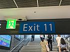 地下鉄２号線・新盆唐線カンナム（江南・Gangnam・222）駅１１番出口を出て、そのまま直進。