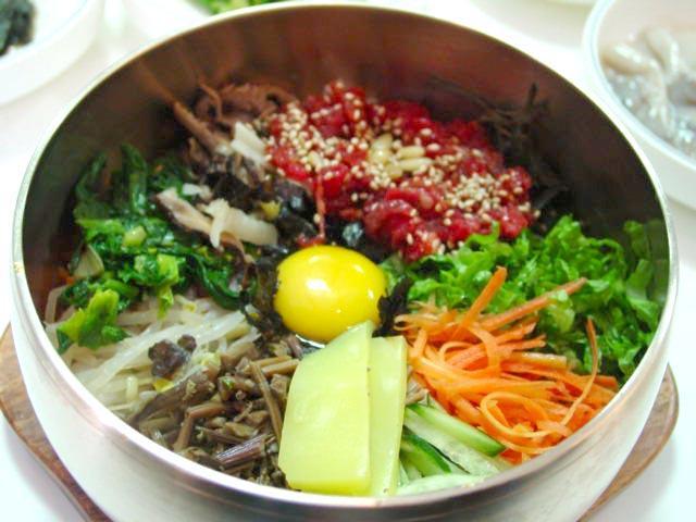 ビビンパッでかなりの有名店。ユッケビビンバもあり。