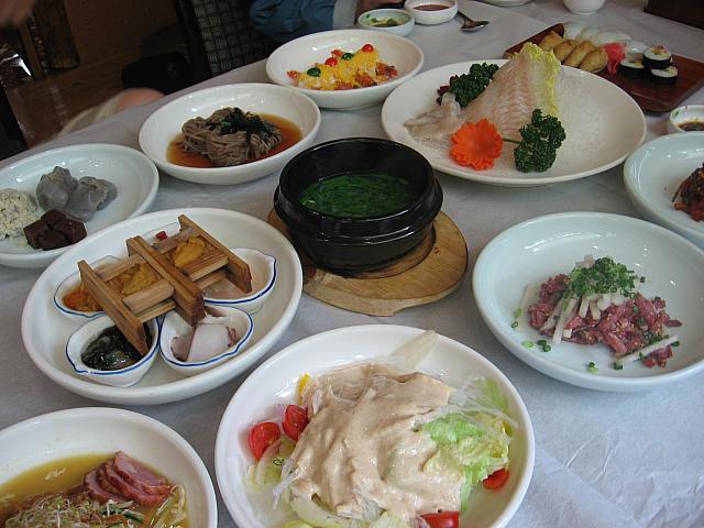 韓国料理がズラリと並ぶ韓定食の老舗！