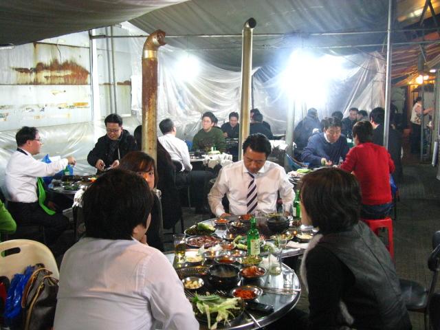 庶民的な広い店内は毎日地元サラリーマン達でいっぱい！美味しいコッテギと豚カルビでクイっと一杯いかが！？