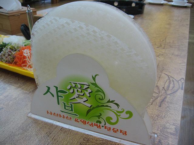 焼いて、シャブシャブして、ライスペッパーで野菜とお肉をたっぷりいただける健康志向のお店！