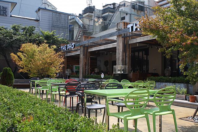 南浦洞のど真ん中に位置！オープンテラスのあるベトナム料理屋さん
