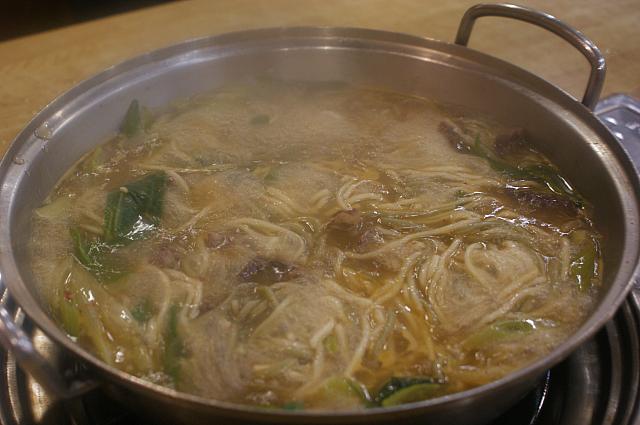 韓牛生ロースとピリ辛うどん鍋で有名な店