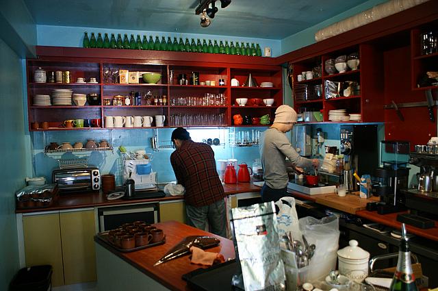 え！？大きな器入りのコーヒーとコップに入れられた濃厚なチョコケーキ
