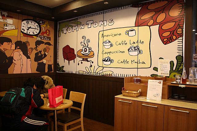韓国の繁華街ならどこにでもあるチェーンカフェで休憩はいかがですか？