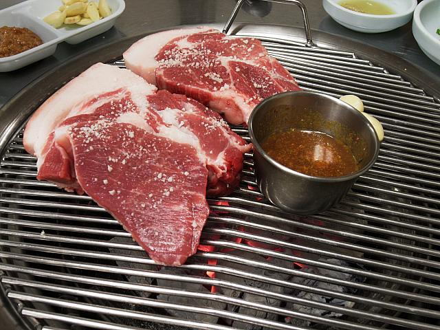 済州に来たならまずは黒豚（フッテジ）！分厚い黒豚焼肉はいかが？！