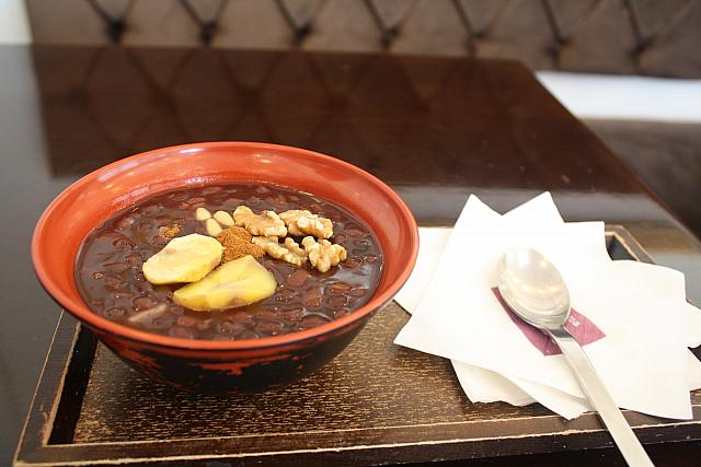ローカロリーで食物繊維も豊富。健康志向な女性にぴったりの小豆スイーツを提供するオープンテラス有りの甘味カフェ。