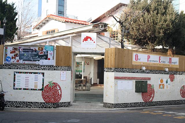 トマト＆テジ（ぶた）のマークがポイントのおしゃれなサムギョッサルレストランの２号店が駅三にＯＰＥＮ！！