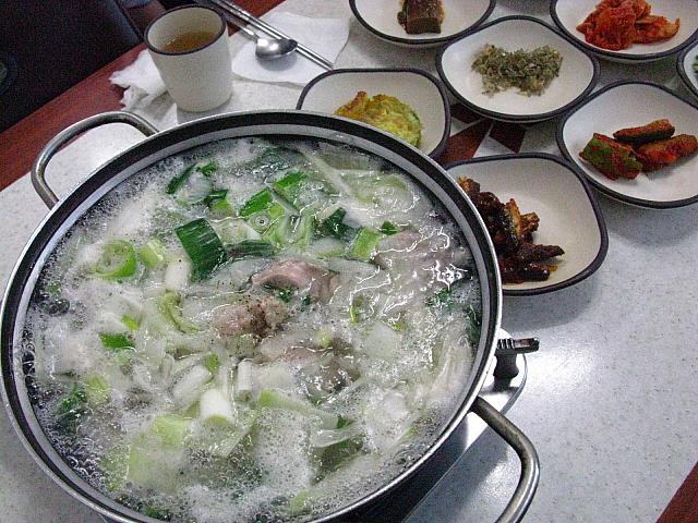 江原道の小さな港町、注文津にある現地の人々に人気の食堂で絶品のコムチ鍋を！