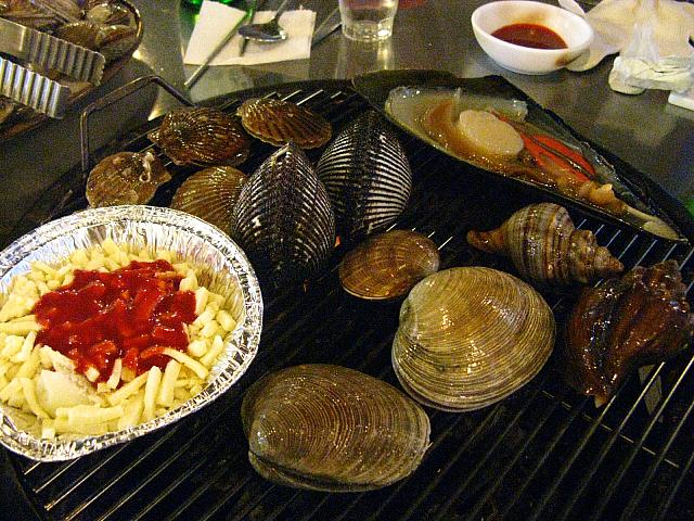 月尾島の刺身屋通りで海を眺めながら貝焼きはいかが？