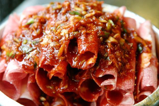 薄くスライスしたお肉を甘辛タレに絡めて焼く、絶品ヨルタンプルコギやテジキムチなどオリジナリティあふれるメニューがいろいろ！現地で人気の焼肉チェーン店。