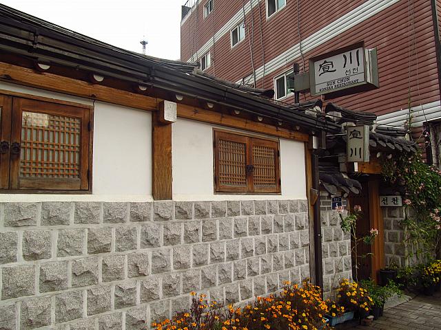 仁寺洞の小道にある韓定食屋さん。お手頃価格でおかずい～っぱい！