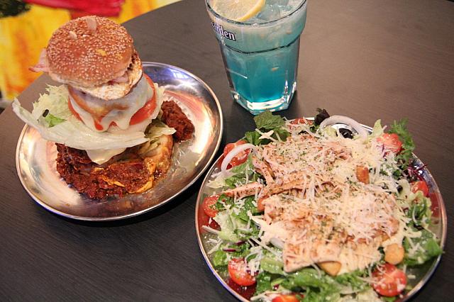 内臓破壊バーガー？！現地の若者に大人気！見た目でも楽しめるハンバーガー！