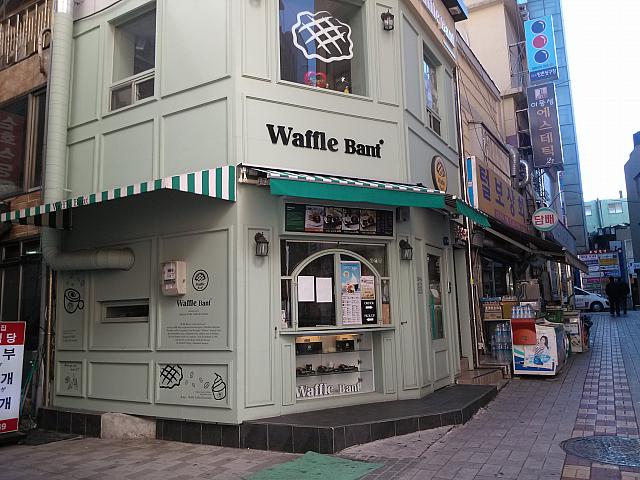 ワッフルが美味しいカフェ！かわいい店舗が目印！
