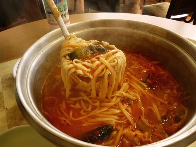 魚介のたっぷり入ったピリ辛のスープでいただく、食べきれないほどの大量うどん！