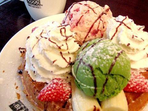 チェーン展開している人気のワッフルカフェ。