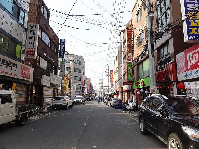 羊肉串の店や地方の料理が集まる通り！