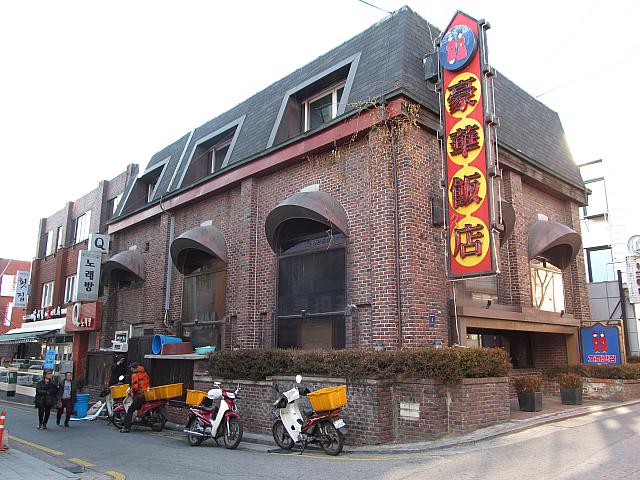 おしゃれなカフェの雰囲気を漂わせる中華料理店